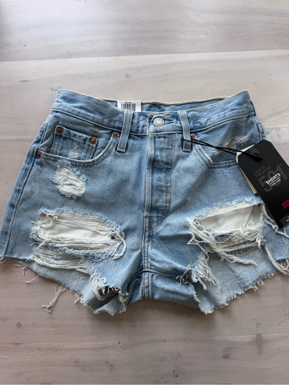 NWT Levi’s premium 501shorts high rise  size 24